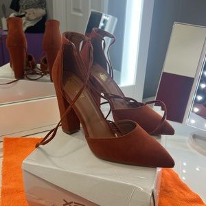 X2B Pointed Closed Toe Heel Wrap Up Design